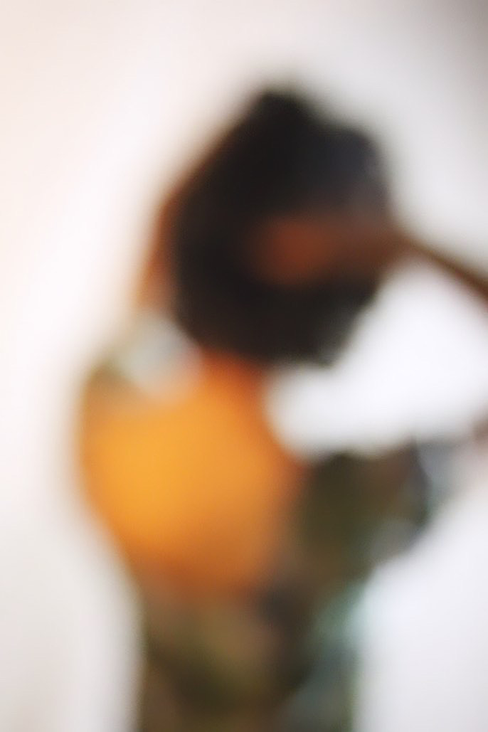A blurry Photo of a female personage