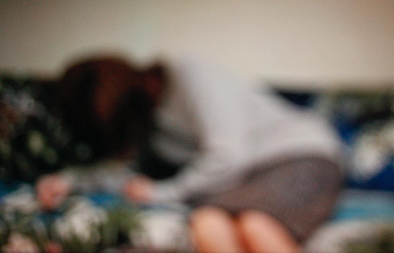 Habib Rezaei, A blurry Photo of a female personage on a sofa