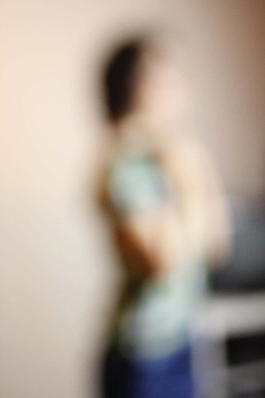 Habib Rezaei, a blurry Photograph of a standing female with a blue pants