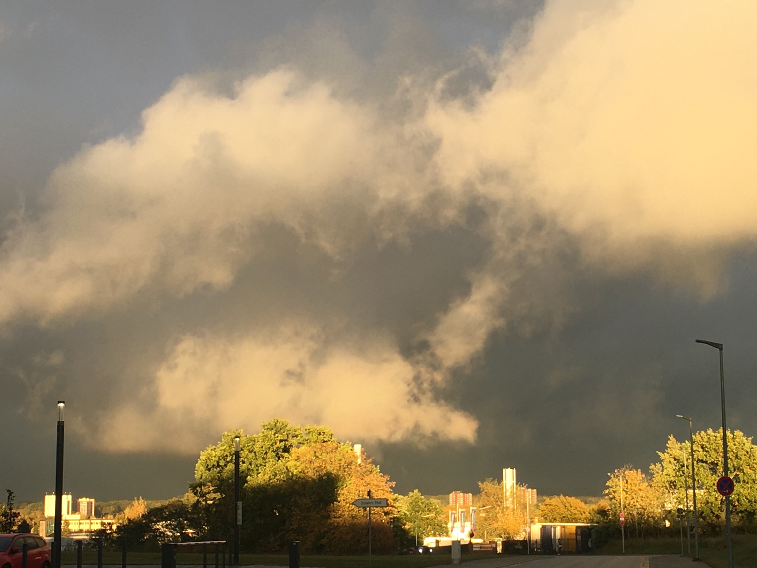 Habib Rezaei, a horizontal warm yellow photo of a city landscape